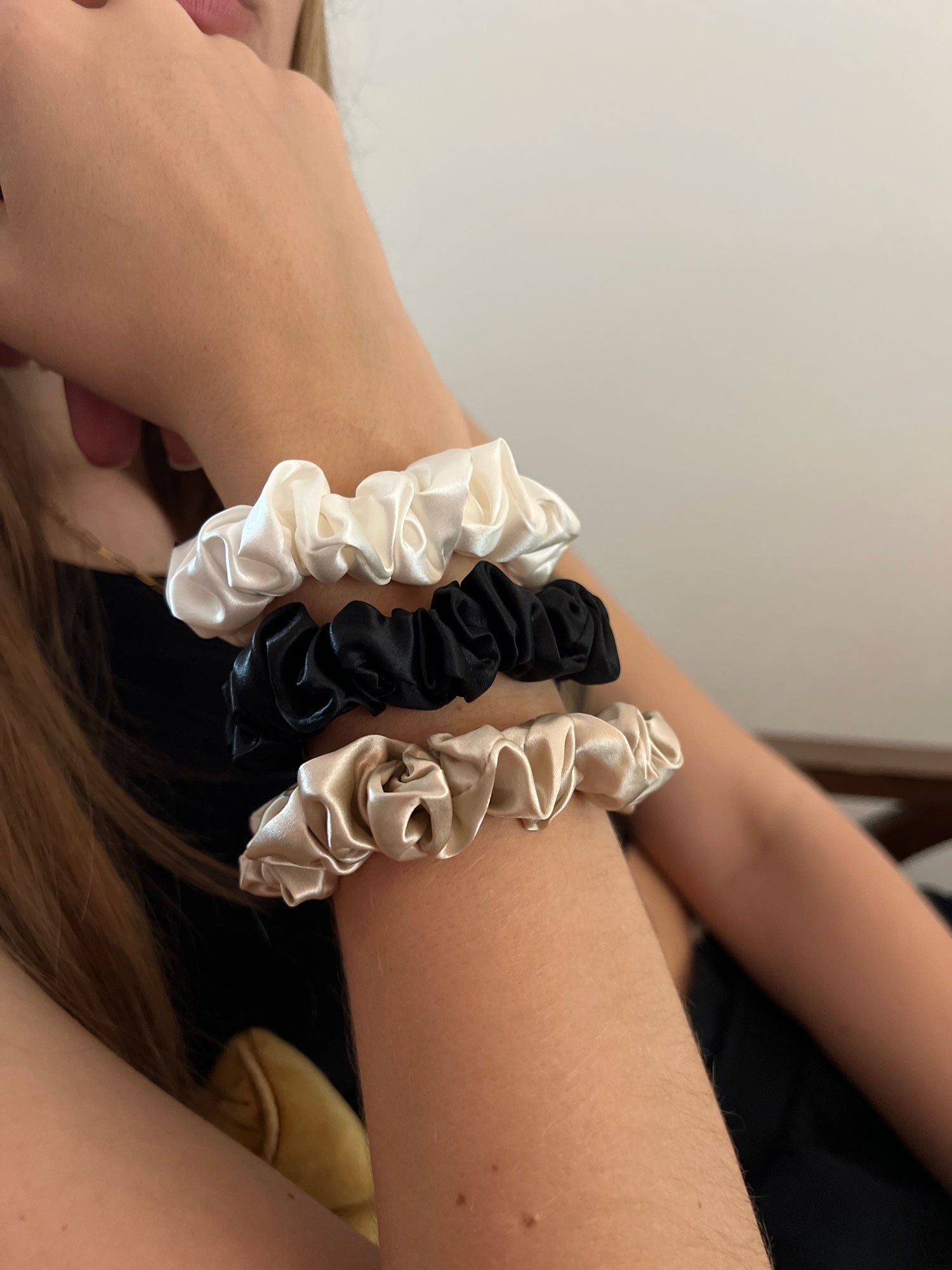 MID SIZE SCRUNCHIES (3)