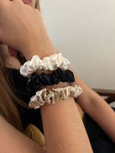 MID SIZE SCRUNCHIES (3)